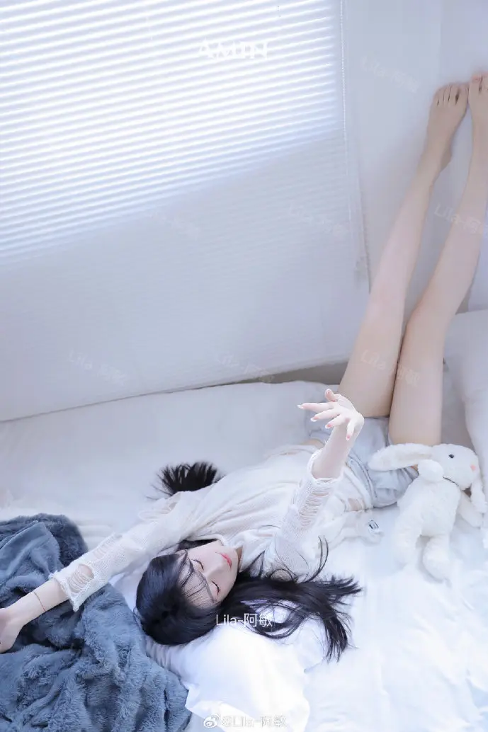 女性玩家在深夜使用手机场景